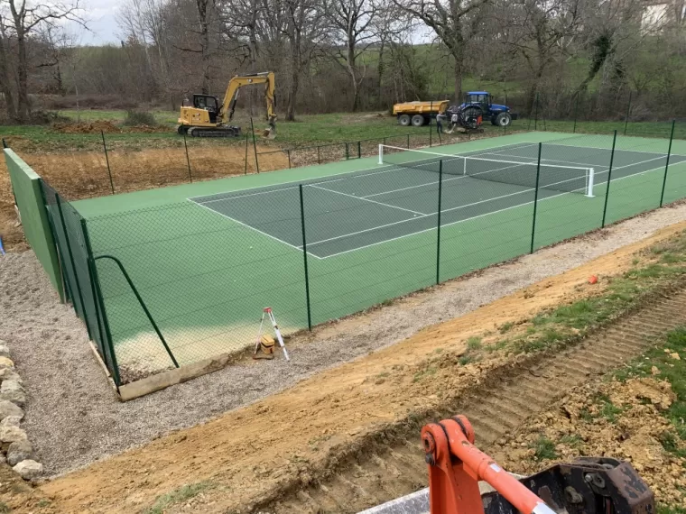 Drainage des abords d'un terrain de tennis à Moncrabeau